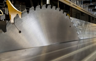 metal-saw-cutting